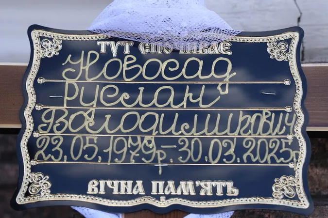 Луцьк навколішки прощався з трьома загиблими захисниками Русланом Новосадом, Владиславом Павлюком та Анатолієм Дячуком