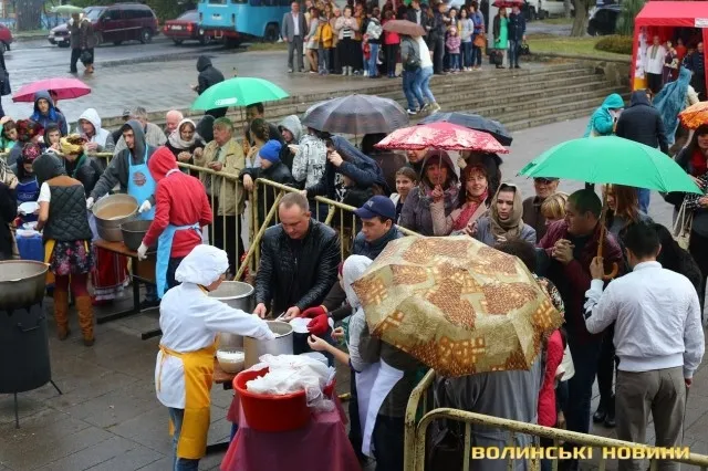 На луцькому «Фестивалі національної кухні» смакували борщ та вареники (фото)