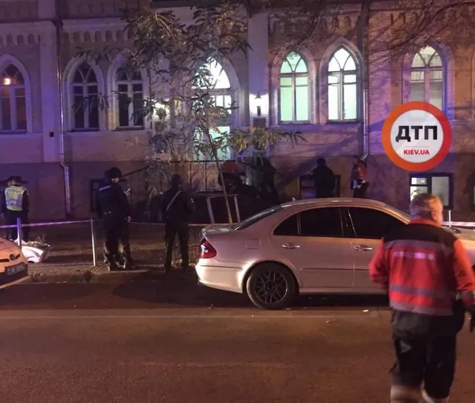У центрі Києва прогримів вибух: є жертви (фото, відео)
