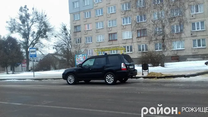 На Волині чоловік припаркував своє авто на зупинці громадського транспорту