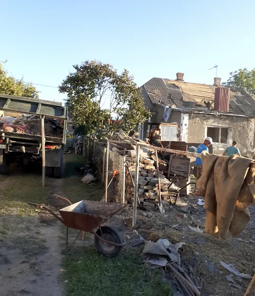 Завали розбирали всім селом: показали руйнування після збиття БПЛА на Волині