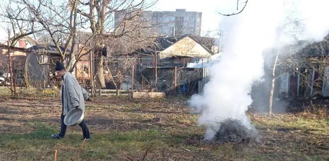 У Луцьку муніципали покарали чоловіка, який спалював гілля й листя (фото)