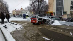 На Театральному майдані встановлюють новорічну "цікавинку" (фото)