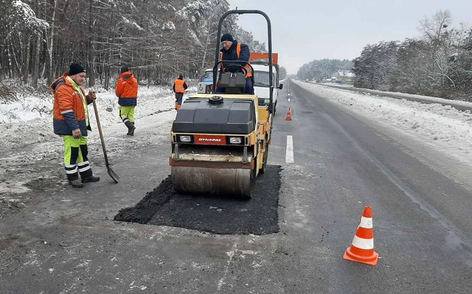 На Волині чистять і латають важливі дороги (фото)