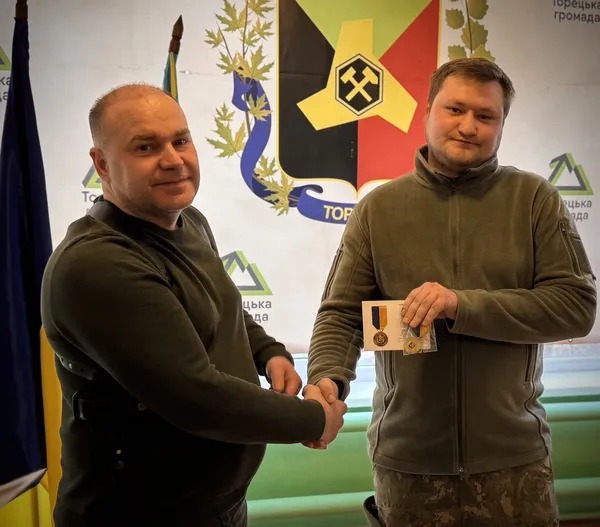 «Сталеву Сотку» нагородили медалями за оборону Торецька (фото)