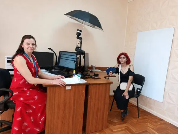 Понад 10 років без документів: на Волині жінці оформили перший сучасний паспорт (фото)