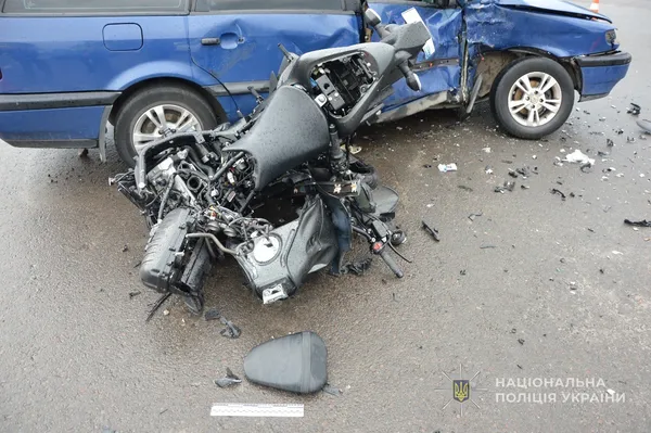 У Згоранах авто зіткнулося з мотоциклом: у водія двоколісного – численні переломи та травма голови (фото) (оновлено)