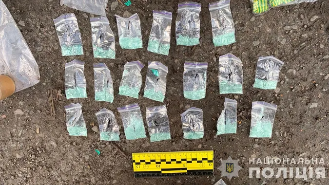 Мав «товару» на 100 тисяч: у Луцьку затримали 18-річного «закладника» (фото)