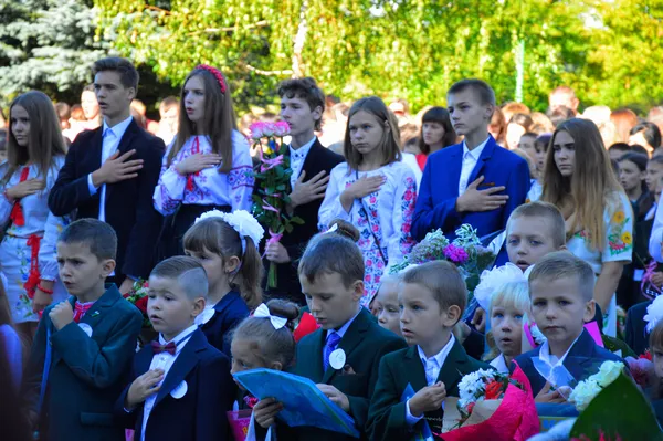 «Сонний» і «квітковий» перший дзвоник в луцьких школах (фото)
