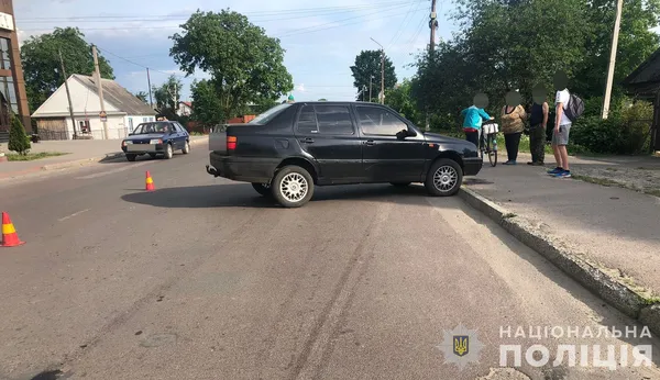 Перебігав дорогу: у Ратному Volkswagen збив 7-річного хлопчика (фото)