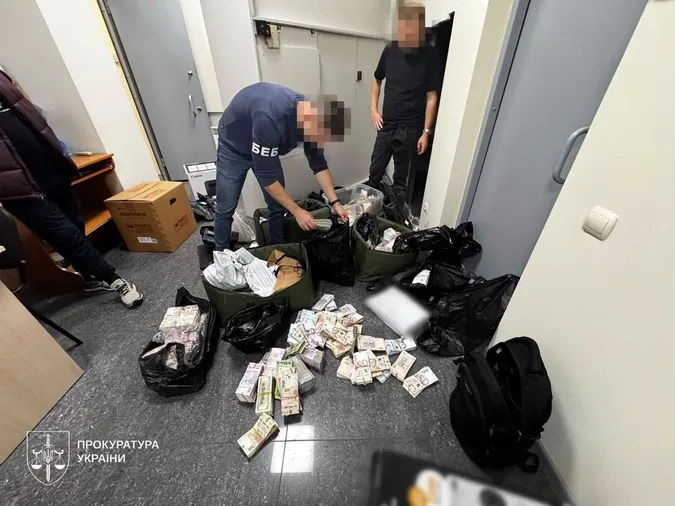 Ховали гроші у тунелях: в Україні накрили тіньову мережу обмінників, вилучили 630 млн (фото)