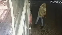 Показали, як у Луцьку крадійка «ломилася» до магазину на Грушевського (відео)