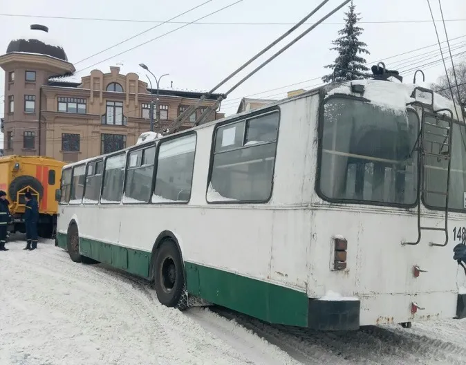 У Луцьку із заметів витягнули дві вантажівки і тролейбус (відео)