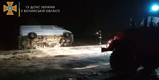 На Волині бус злетів у кювет, а авто «Укрпошти» застрягло у заметі (фото, відео)
