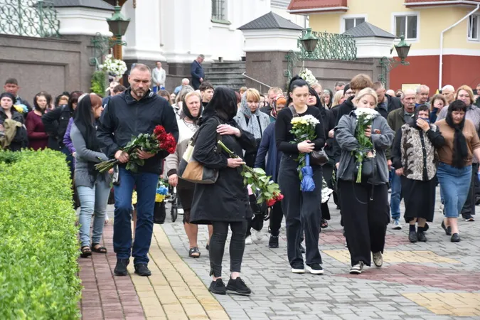 Навіки додому: Луцьк попрощався з трьома захисниками України Геннадієм Кравчуком, Максимом Возняком, Владиславом Гіндою