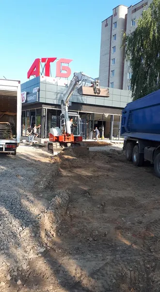 У Луцьку молодик без дозволів вирвав спецтехнікою дерева (фото)