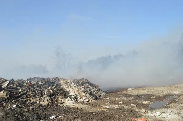 Отруйний дим, спалені поля і ліс: на Волині підпалили два смітники (фото, відео)