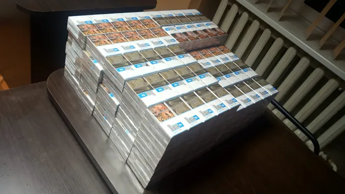 У бусі та в лісі: луцькі прикордонники знайшли майже 2400 пачок сигарет (фото)