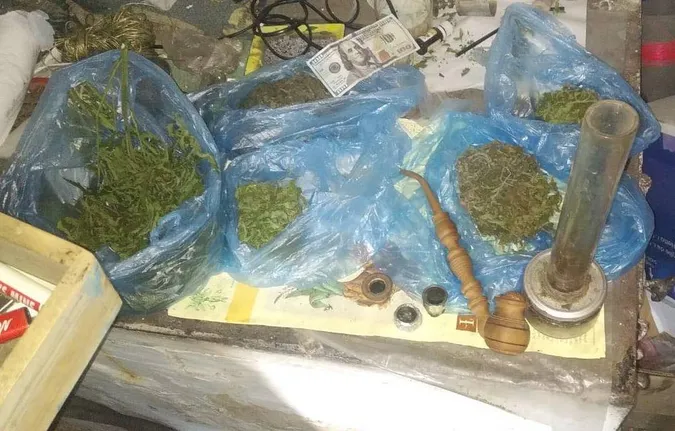У волинянина в оселі знайшли зброю і наркотики (фото)