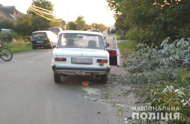 Зненацька вибіг на дорогу: під Луцьком авто збило чоловіка (фото, відео)