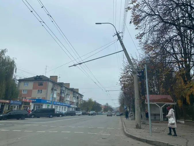У Луцьку на Грушевського похилилася електроопора (фото)