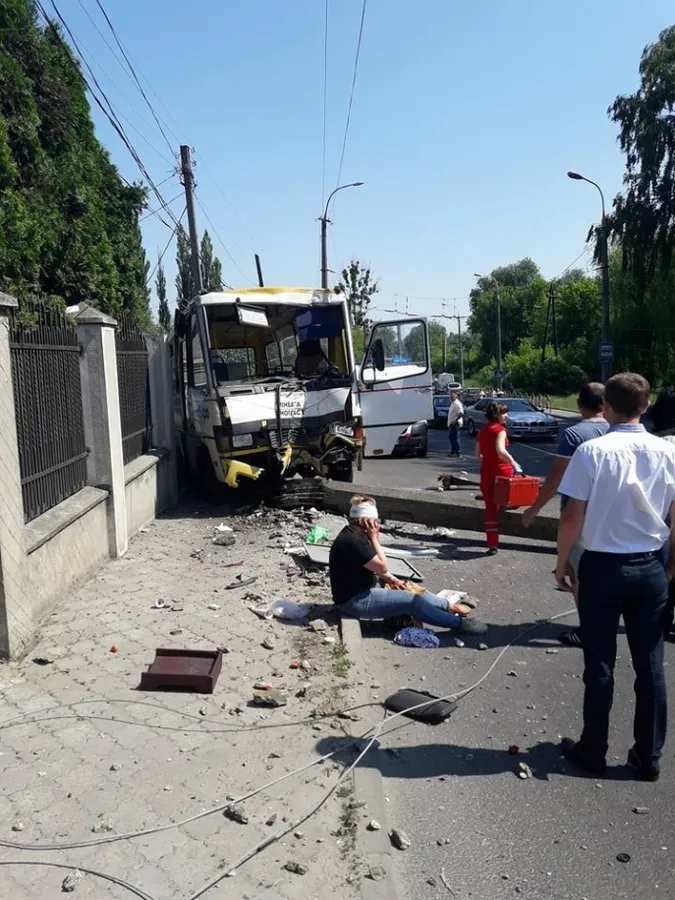 Майже усіх пасажирів розбитої маршрутки в Луцьку виписали з лікарні