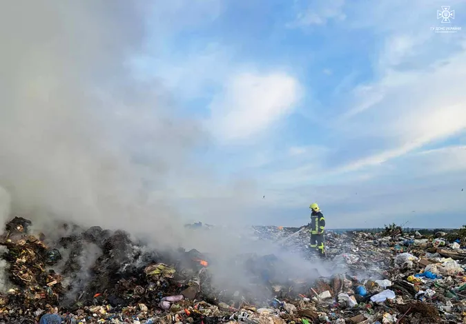 Шість тонн води: волинські рятувальники поділились деталями пожежі на полігоні в Брищі