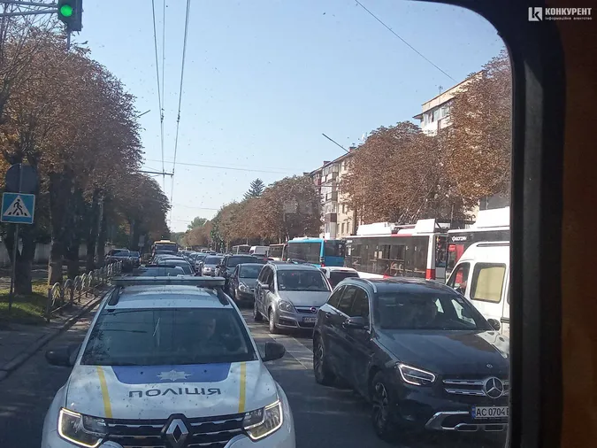 У Луцьку на Соборності – аварія: утворився величезний затор (фото, відео)