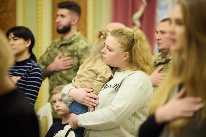 Переїхали на Волинь: Зеленський вручив рідним загиблого Героя-прикордонника сертифікат на квартиру (фото)