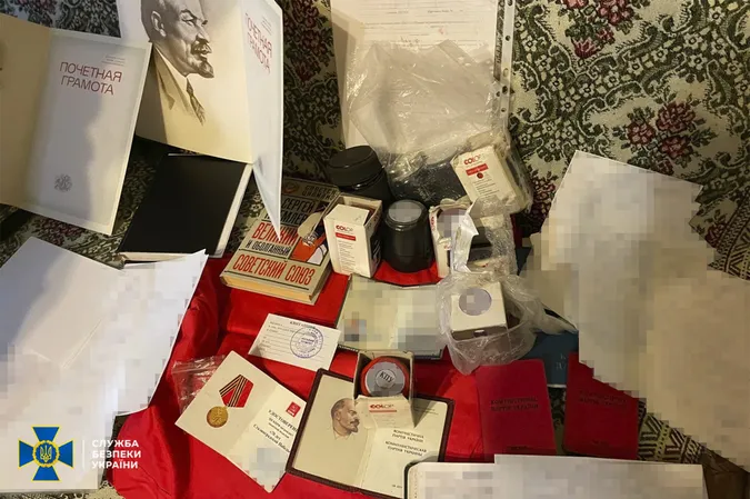 Прапори, книжки і зброя: СБУ взялася за представників заборонених партій (фото)