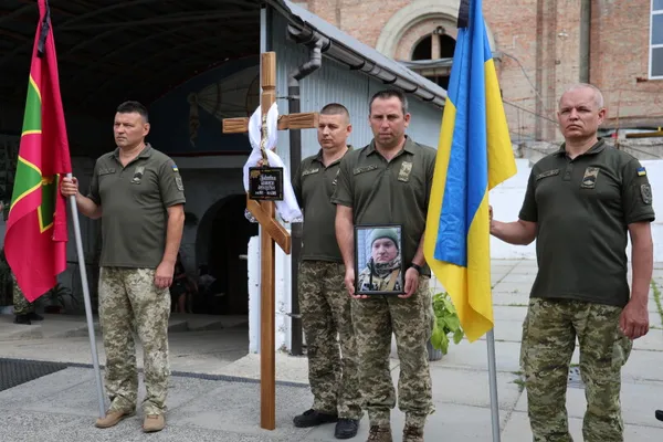 Весільний коровай на труні та згорьована родина: у Луцьку попрощалися з воїном Дмитром Павловичем (фото)