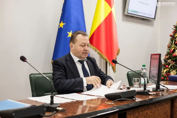 Із вогнем миру і співами: якою була остання в 2019 році сесія Луцької міської ради (фото)