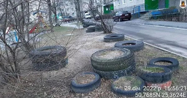 Шкодять здоров'ю: лучан просять повідомляти про старі автомобільні шини у дворах (фото, відео)