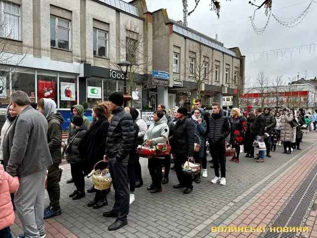 Кілометрові черги в центрі: як у Луцьку освячували великодні страви (фото)
