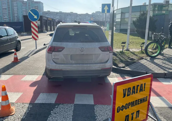 У Луцьку на Соборності Volkswagen збив 60-річного велосипедиста (фото, відео)