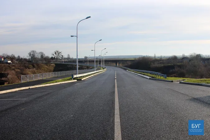 Неподалік пункту пропуску «Устилуг-Зосин» прибрали стихійний смітник (фото)
