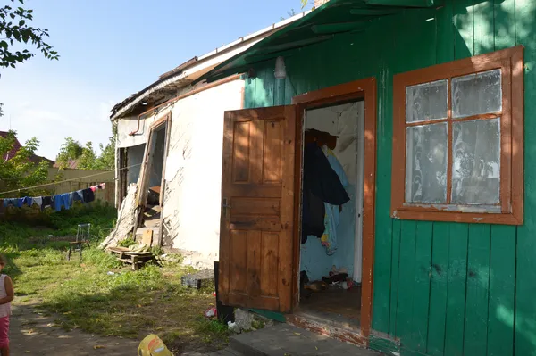 Люди інколи бояться під час грози ховатись в цьому ненадійному будинку