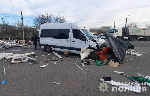 Під Луцьком бус протаранив блокпост – є травмовані (фото)