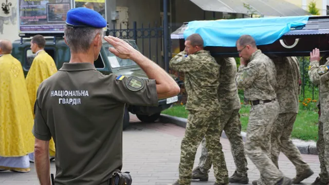 Луцьк у траурі: попрощалися із загиблим Героєм Валерієм Федюком (фото)