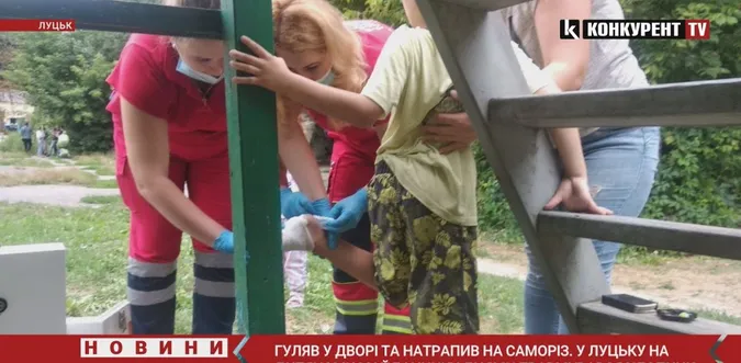 7-річний хлопчик у Луцьку травмувався на дитячому майданчику. Хто відповідатиме? (відео)