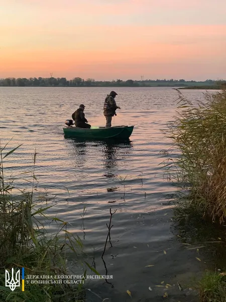 Екологи витягнули зі Світязя понад 40 заборонених ятерів (фото)