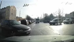 У Луцьку на проблемному перехресті сталася ДТП (відео)