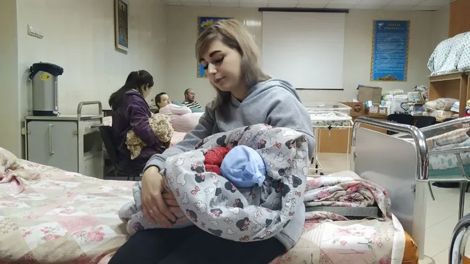 Військову, яка народила малюка 1 січня у Луцьку, виписали з пологового (відео)