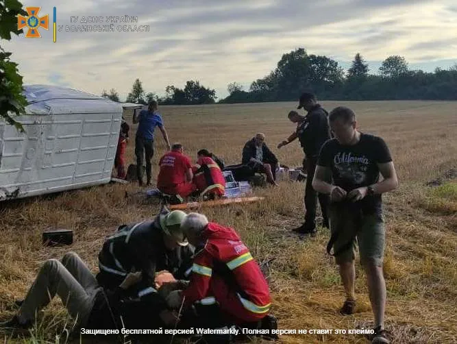 Водій заснув: у Володимир-Волинському районі перекинулося авто (фото, відео, оновлено)