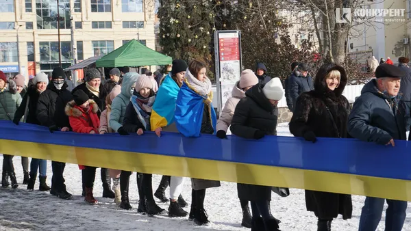 Свято єднання: у Луцьку розгорнули довжелезний стяг у День Соборності (фото, відео)