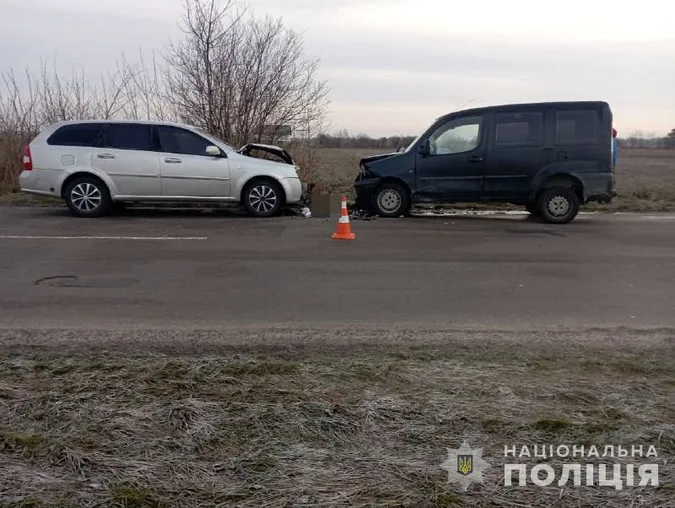 Лоб у лоб: під Луцьком зіткнулися легковики, постраждав водій (фото)