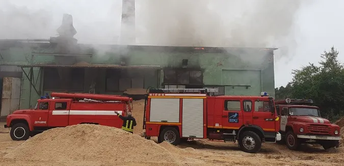 У Луцькому районі спалахнула пожежа на виробництві (фото)