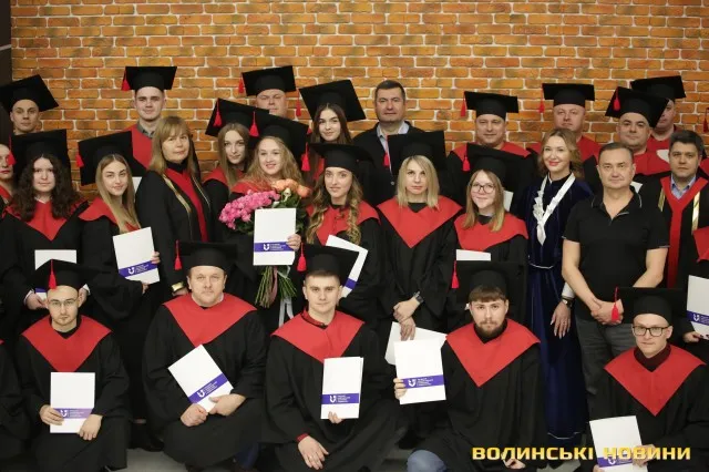 У луцькому виші під час вручення дипломів хлопець зробив пропозицію коханій (фото)