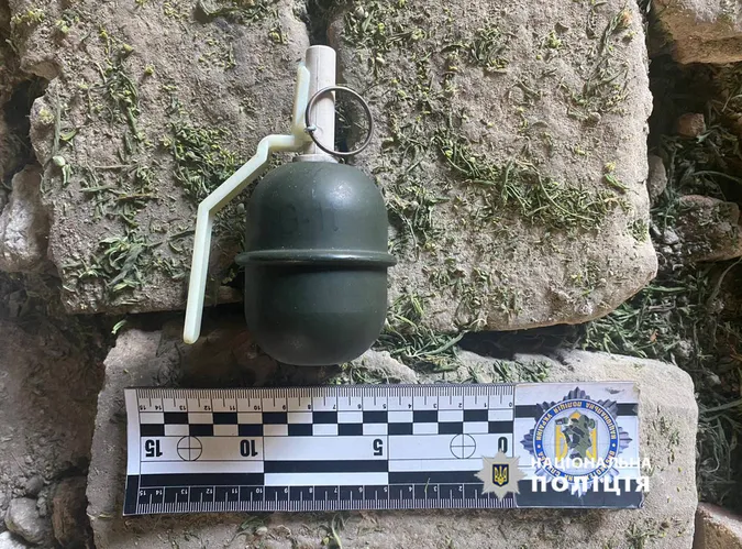 Вдома у 32-річного жителя Луцького району знайшли гранату, обріз і «травку» (фото)