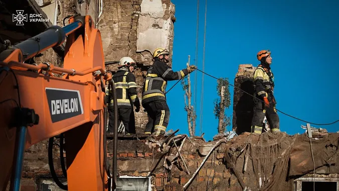 Люди під завалами: у Києві вже 19 загиблих від ворожої атаки (фото)